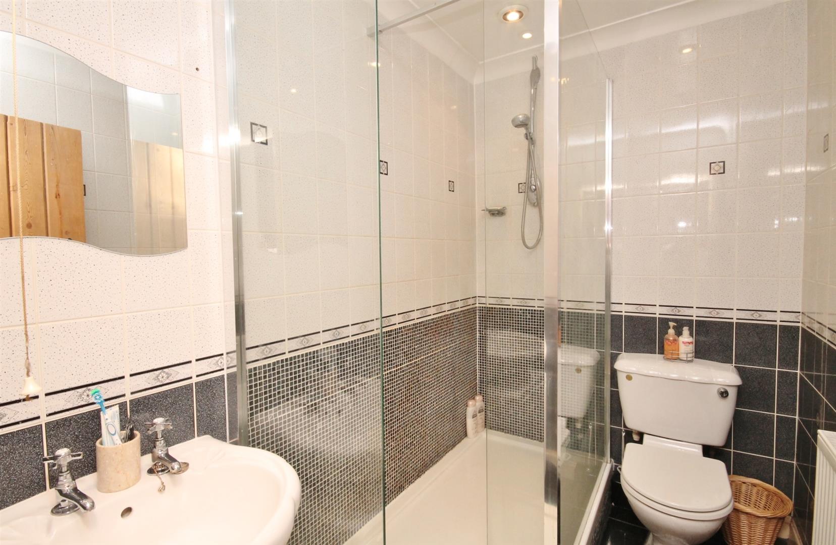 EN-SUITE SHOWER ROOM